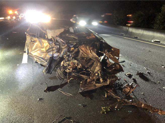 国道1号北上民雄往大林路段3日清晨接连传2起事故，其中1辆自小客几乎撞烂。（嘉县消防局提供／吕妍庭嘉义传真）