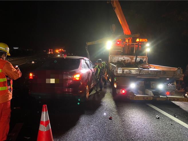 国道1号北上民雄往大林路段3日清晨接连传2起事故。（嘉县消防局提供／吕妍庭嘉义传真）