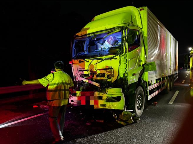 国道1号北上民雄往大林路段3日清晨接连传2起事故，其中一起是2辆大货车撞击车祸。（嘉县消防局提供／吕妍庭嘉义传真）
