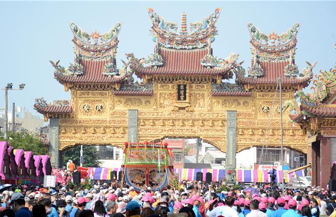 大甲镇澜宫将于今年底举行甲辰年重修庆成祈安的七朝清醮大典，由东港东隆宫协助建造的王船，3日完成开光点睛，吸引信徒争睹。（林和生摄）