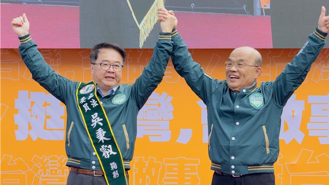 前行政院长苏贞昌（右）到新庄替争取连任的立委吴秉叡（左）站台，助讲时嘲讽值点满。（吕健豪摄）