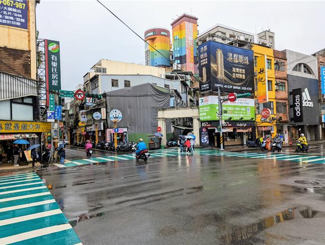 为降低路口行人交通事故的发生机率，基隆市政府在信一路及义二路口，画设绿底行穿线，并将一部分画设为行人停等区，让交通动线更明确，以保障行人安全。（张志康摄）