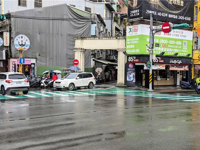 为降低路口行人交通事故的发生机率，基隆市政府在信一路及义二路口，画设绿底行穿线，并将一部分画设为行人停等区，让交通动线更明确，以保障行人安全。（张志康摄）