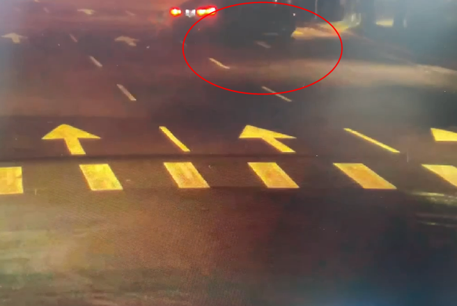 醉男凌晨信义区飙车，「过弯甩尾」直撞路树竟落跑。(翻摄画面)