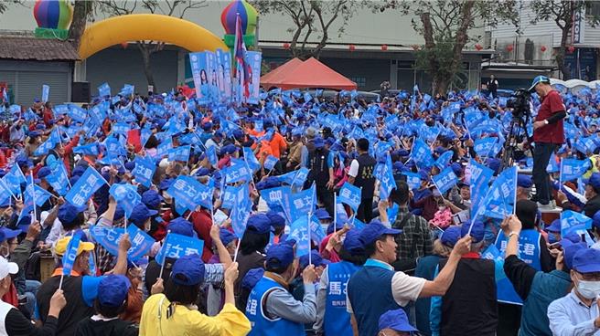 馬文君埔里競選總部3日成立，超過3000名鄉親到場力挺，現場一片藍旗旗海飄揚相當熱絡。曾雪蒨攝