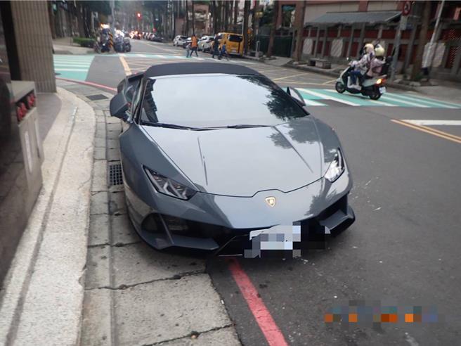 價格超過1600萬元的藍寶堅尼超跑2日下午，被警方發現違停於新北市板橋區廣和路。（民眾提供）