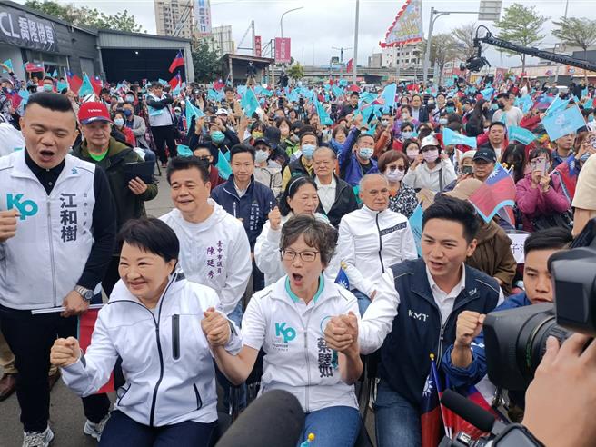 台中市立委第一选区民眾党参选人蔡壁如3日成立竞选总部，市长卢秀燕站台未与民眾党总统参选人柯文哲同框。（陈淑娥摄）