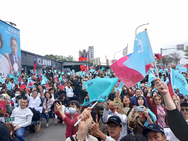 台中市立委第一选区民眾党参选人蔡壁如3日成立竞选总部，国民党立委参选人在助讲后均陆续离开，刻意未与柯文哲巧遇，参选人的位置都被支持者占据。（陈淑娥摄）