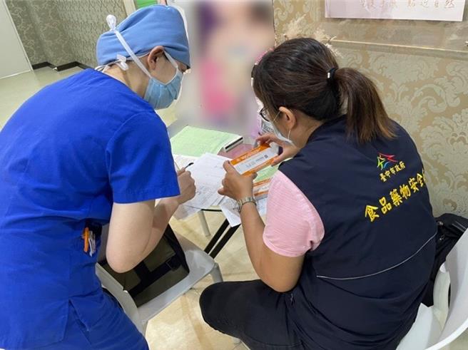台中市食安处每年针对辖内2444家领有管制药品登记证的医疗（事）机构及业者实地查核其使用及管理情形，稽查人员聚精会神仔细核对管制药品的记录与数量。（台中市政府提供／冯惠宜台中报导）