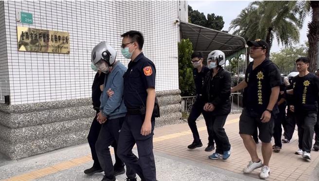 台南市將軍區1日槍擊命案，涉嫌開槍的莊男（右二）今天落網。（張毓翎攝）