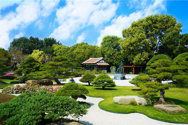 成美文化園為迴遊式庭園，媲美日本三大名園，遍植黑松、真柏、紫檀等百年珍稀樹種，其中220歲日黑松、550歲紫檀為鎮園之寳。(成美文化園提供)