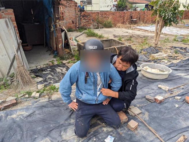 台南市將軍區1日槍擊命案，警方今天在學甲區逮捕涉嫌開槍的莊男（左）。（讀者提供／張毓翎台南傳真）