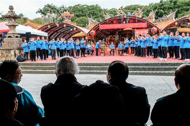 褒忠亭义民庙235周年庆暨圆满福醮活动庆祝大典3日登场，田屋客家八音以庞大阵容演出。（罗浚滨摄）