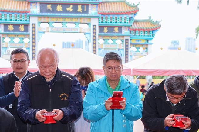 褒忠亭义民庙235周年庆暨圆满福醮活动庆祝大典3日登场，义民庙董事长林光华（左至右）、县长杨科及客委会主委杨长镇做最隆重的「九献礼」。（罗浚滨摄）