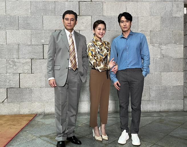 陳熙鋒（左起）、苗真、洪浩竣在《愛的榮耀》飾演一家人。（民視提供）