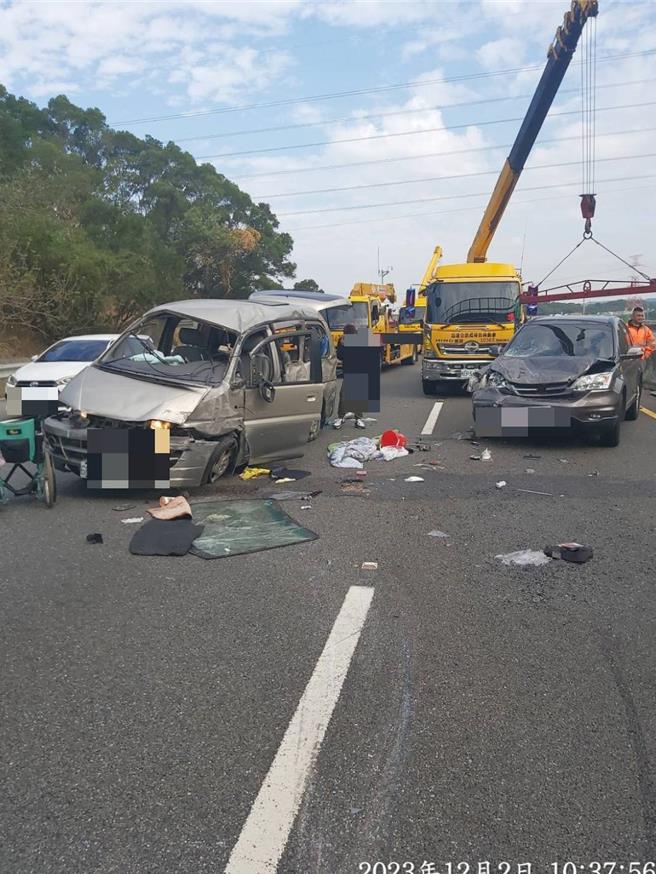 国道3号南下148公里处苗栗通霄路段，2日发生台电电缆线掉落，导致7车连环车祸，造成1死3伤。（民眾提供／李京升苗栗传真）