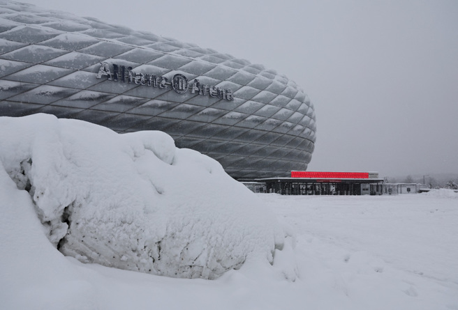 德甲球隊拜仁慕尼黑主場安聯體育場（Allianz Arena）覆蓋上一層積雪。（圖／路透社）