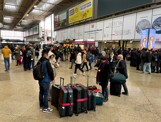 因大雪取消班次，大批民眾2日在慕尼黑中央火車站等待離開。（圖／路透社）