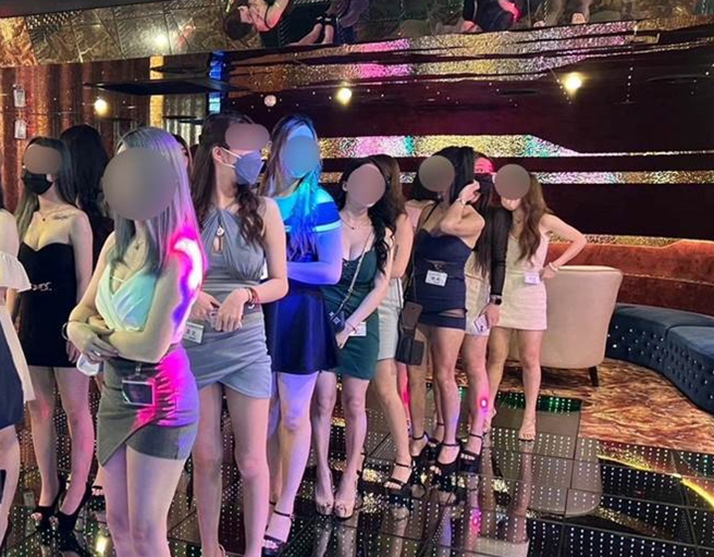 该名空军勤务大队上尉军官由于涉足女陪侍之易肇生危安场所，经国防部空军司令部查证属实，同年召开惩罚人事评议审查会，决议核予大过1次。（图仅示意，非当事人 / 资料照）