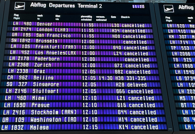 受大雪影響，2日一整排從慕尼黑機場起飛的飛機班次遭到取消。（圖／路透社）