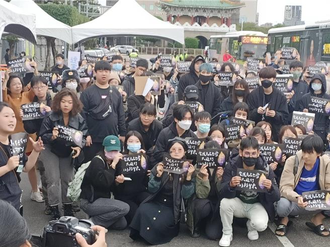 由网友成立的「反对增加新移工国」粉专3日在凯道举办游行抗议政府骤然引进印度移工。 （简立欣摄）