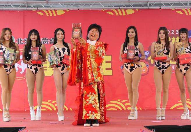 云林县北港镇农会「花现幸福，生生不息」活动3日在北港糖厂登场，农会总干事林翠香（中）粉墨登场，与花生美少女们共同行销北港花生。（张朝欣摄）