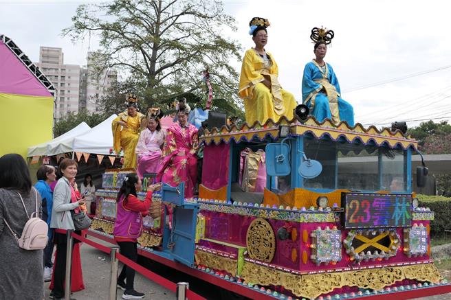 云林县政府规画云林花生季系列活动，3日北港镇农会「花现幸福，生生不息」活动在北港糖场登场，民眾搭乘艺阁车扮仙、享用花生美食，为云林花生季3部曲画下完美句点。（张朝欣摄）