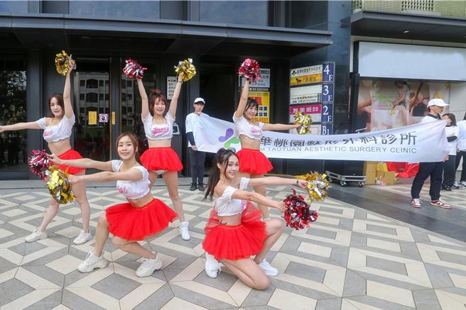 风华医疗集团从2002年成立至今，已经超过20年，近日在桃园开拓第8家整形外科诊所，开幕典礼由Hot Q Girl的热舞表演展开序幕。（陈麒全摄）