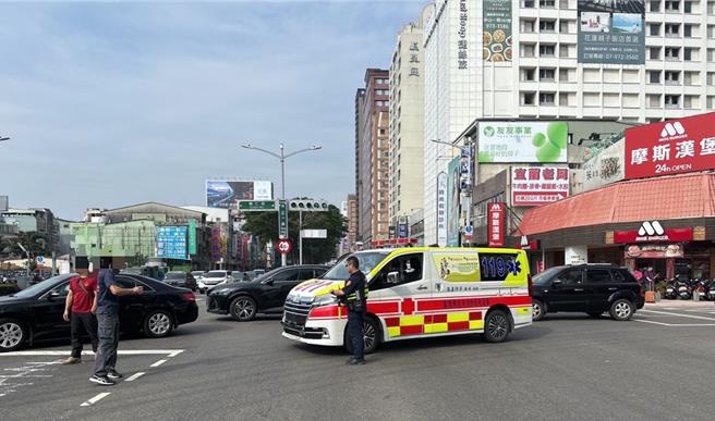 高雄苓雅區一輛救護車於紅燈鳴笛欲左轉，遭直行的小客車狀況，所幸輕微碰撞雙方都沒有受傷，救護車上傷患另派救護車送醫。（警方提供／任義宇高雄傳真）