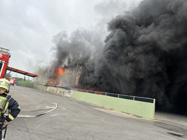 消防队到达时，工厂已经全面燃烧。（消防局提供）