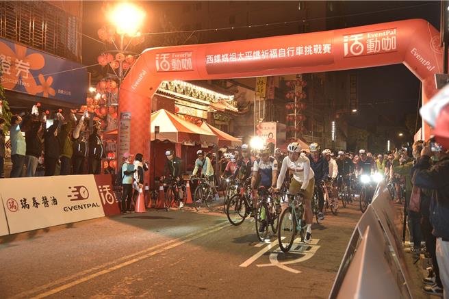 云林县西螺福兴宫规画「西螺妈祖太平妈祈福自行车挑战赛」，3日在庙前广场出发，共吸引全台近1000名车友，挑战骑乘云林、彰化、南投自行车路段，同时传递太平妈慈悲为怀精神，为台湾民眾祈福。（西螺福兴宫提供／张朝欣云林传真）