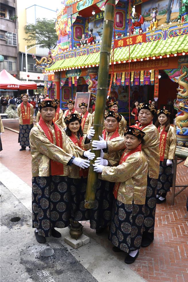 开基350年的高雄旗津天后宫，今年在睽违72年后，再度隆重举办建醮大典，3日在庙前竖立灯篙，为大典揭开序幕。（旗津天后宫提供）