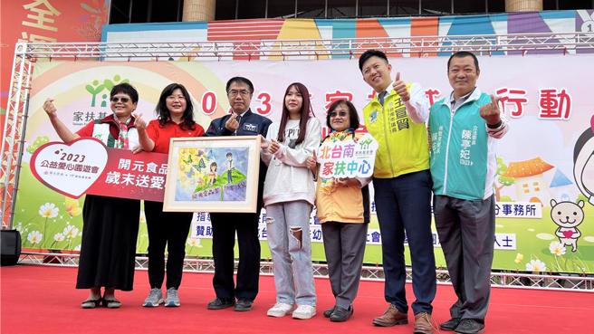 台南市長黃偉哲（左三）為家扶中心的夥伴和自強家庭加油。（張毓翎攝）