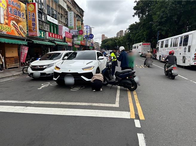 騎乘機車的許男因跨越雙黃線打算迴轉，與藍寶堅尼休旅車發生擦撞。（新北市新莊警分局提供／呂健豪新北傳真）