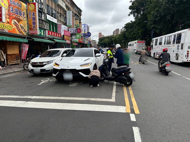 騎乘機車的許男因跨越雙黃線打算迴轉，與藍寶堅尼休旅車發生擦撞。（警方提供）