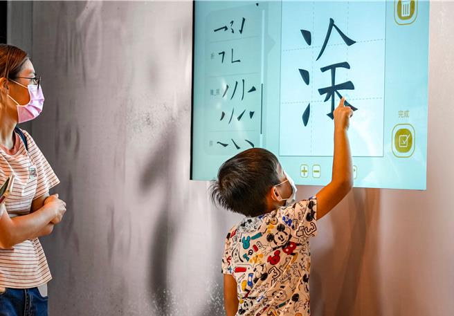 小朋友「笔画拚拚看」玩得兴趣盎然。（故宫南院提供∕吕妍庭嘉义传真）