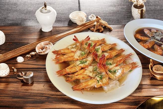 创意料理「芋丝粉粿蒸鲜虾」，将常见的粉丝底改以芋丝粉粿为底，搭配鲜虾和蒜香酱汁，风味独特。(格莱天漾大饭店提供)