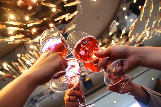 格莱天漾尾牙专案席间皆享果汁无限畅饮，订席满25桌加赠红酒无限畅饮，最低消费8桌起。(格莱天漾大饭店提供)★《中时新闻网》关心您：饮酒过量，有碍健康。酒后不开车，安全有保障！