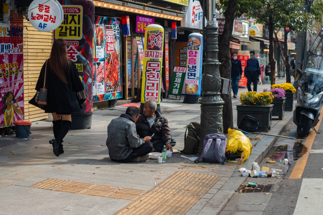 南韩独居的单人家庭增加，独居老人的贫穷率也不断升高。（示意图／Shutterstock）