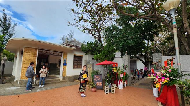 澎湖开拓馆歷史建筑前身在日治时期为澎湖厅长官舍，民国时则为澎湖县长官邸，现在文化局将庭园，及3间木构屋招标委外。（许逸民摄）