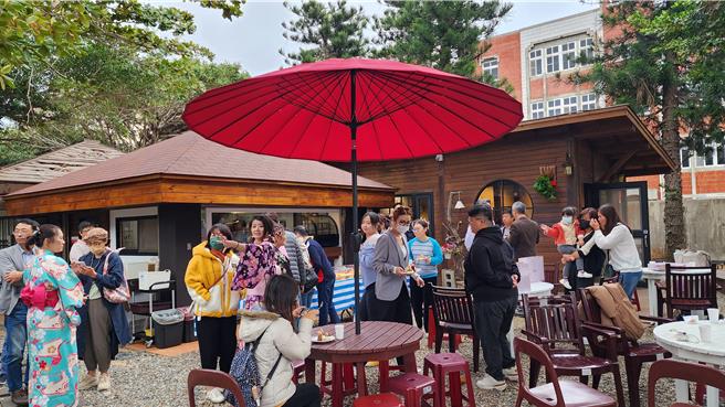 澎湖开拓馆歷史建筑庭院化身为文青咖啡场，在3日下午开幕。（许逸民摄）