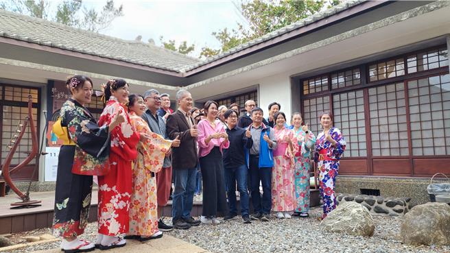 澎湖开拓馆歷史建筑庭院化身为文青咖啡场，在3日下午开幕，找来身着和服的贵妇团接待，包括澎湖县政府秘书长蔡淇贤（前排左五）、苏育德（前排右五）、湖西乡长陈振中（前排右四）、文化局长洪栋霖（二排右二）、澎科大教授李明儒（二排右一）都到场祝贺。铁雕系列展览的欧柳室（前排左四）、经营者谢玉玲（前排左六）。（许逸民摄）