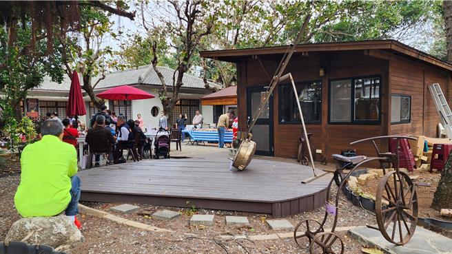 澎湖开拓馆庭院清幽，也摆了艺术家欧柳室的25件铁雕作品陈展。（许逸民摄）