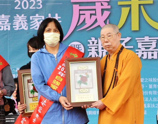 嘉义家扶中心3日表扬十大自强家庭，其中单亲妈妈陈姿蓉（左）因不符社会福利资格，靠打两分工扶养3个子女长大，处境比其他领有补助家庭更显艰难，成今年自强家庭代表。（嘉义家扶提供／吕妍庭嘉义传真）