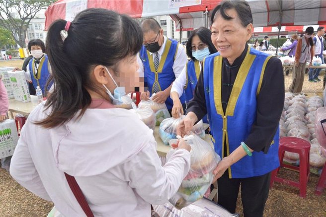嘉义家扶中心3日举办年度岁末同欢活动，赠送物资、福袋给受扶助家庭。（嘉义家扶提供／吕妍庭嘉义传真）