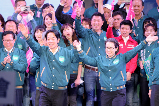 民進黨賴清德、蕭美琴振臂高呼「不走回一中老路」，巧妙地把蔡英文2016上台以來反覆重申「不走對抗老路」偷換概念，這就意味著「蔡規賴隨」走到了終點。（黃世麒攝）