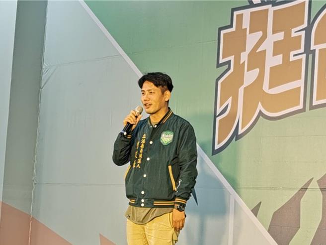 桃園青商3日舉行青商之友桃園後援會成立大會，桃園三選區立委參選人彭俊豪喊話爭取支持。（蔡明亘攝）