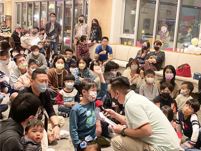 和逸飯店台南西門館跨年派對以互動遊戲、闖關活動與親子旅客在歲末同歡。（國泰飯店觀光事業提供）