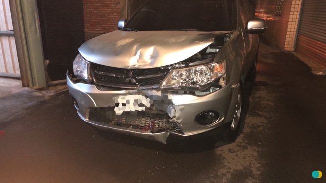 警方的侦防车被叶嫌衝撞毁损严重。（警方提供）