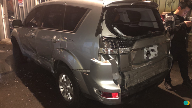 警方的侦防车被叶嫌衝撞毁损严重。（警方提供）